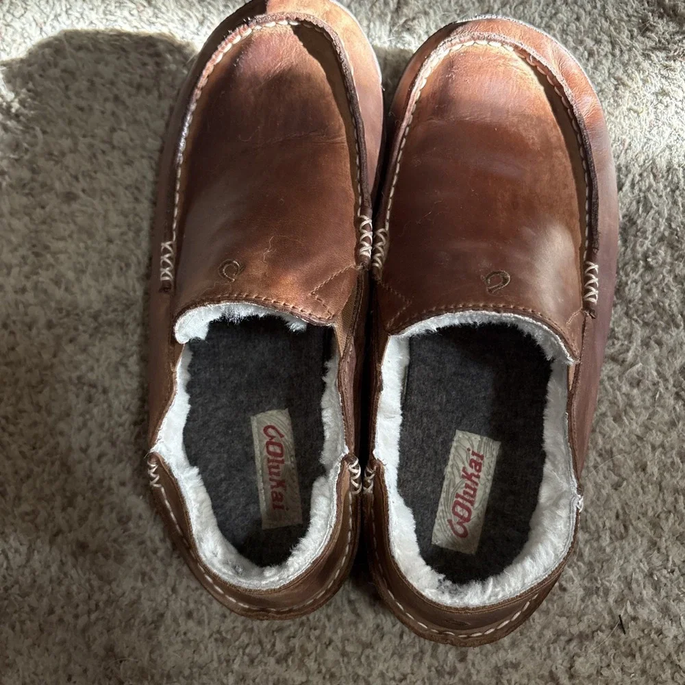 OluKai Moloa Slipper Mens 10 Toffee Dark Wood Leather Shearling Wool Lining